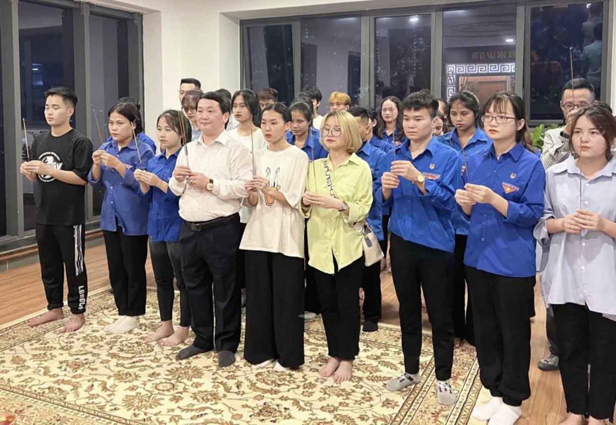 Bộ trưởng, Chủ nhiệm Hầu A Lềnh cùng các em sinh viên DTTS đã dâng hương tưởng niệm Chủ tịch Hồ Chí Minh tại phòng thờ Bác Hồ tại trụ sở UBDT