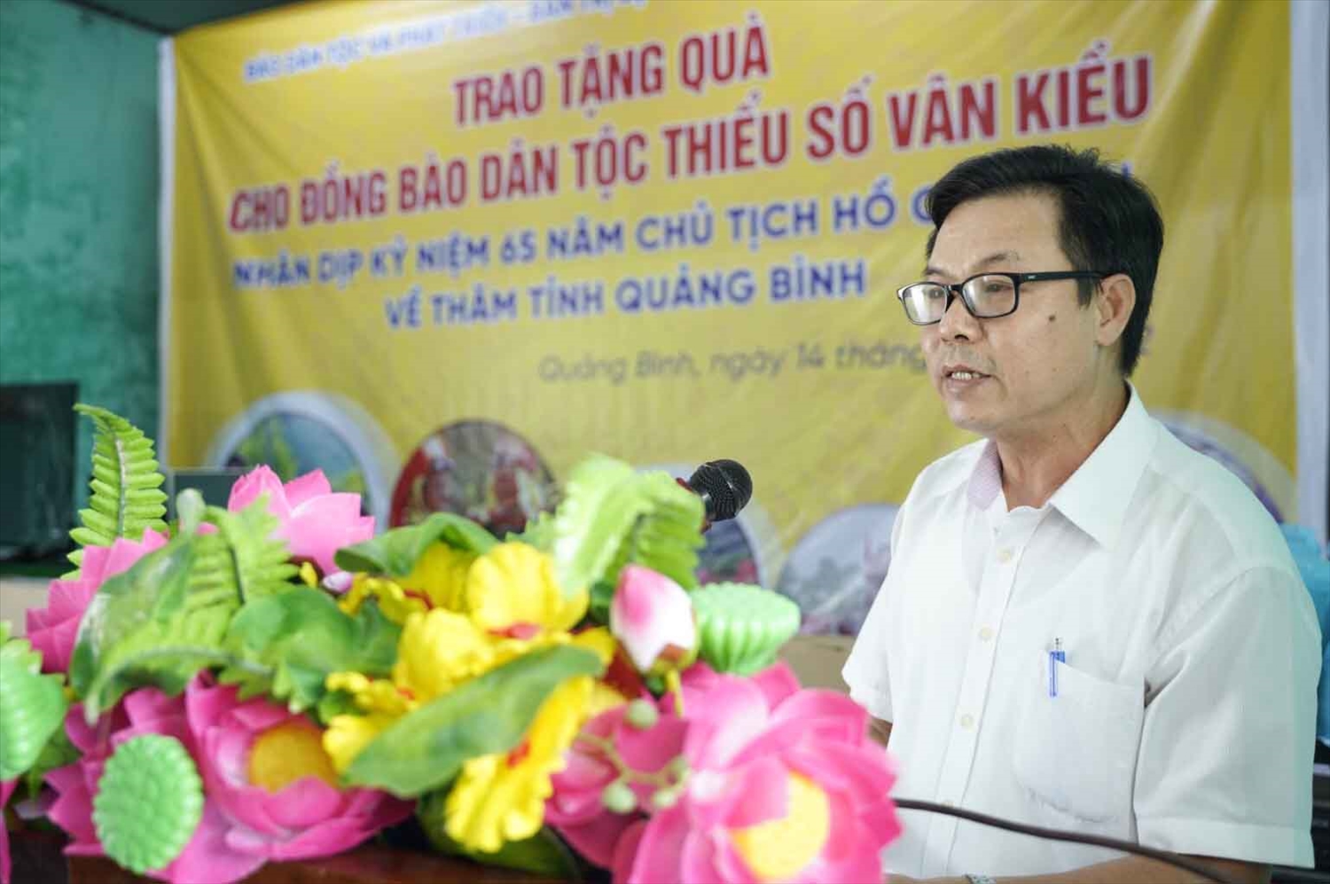 Phó Tổng biên tập Báo Dân tộc và Phát triển Nguyễn Văn Phong phát biểu trong buổi lễ trao quà cho đồng bào ở xã Kim Thủy