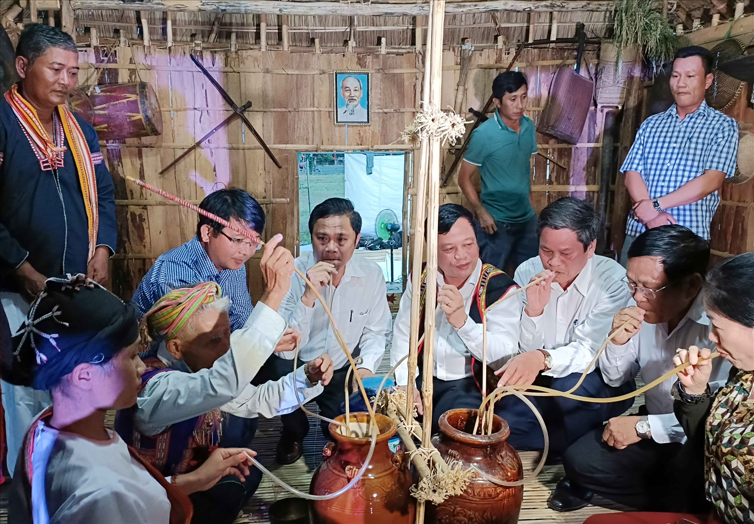Lãnh đạo tỉnh Bình Định và các đại biểu uống rượu cần chung vui cùng đồng bào các DTTS