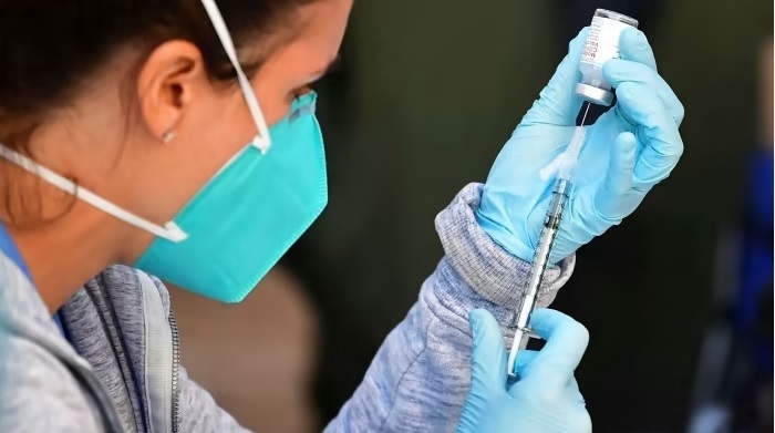 Một số công ty dược chuyển hướng phát triển vaccine đặc trị biến thể Omicron. Ảnh: AFP