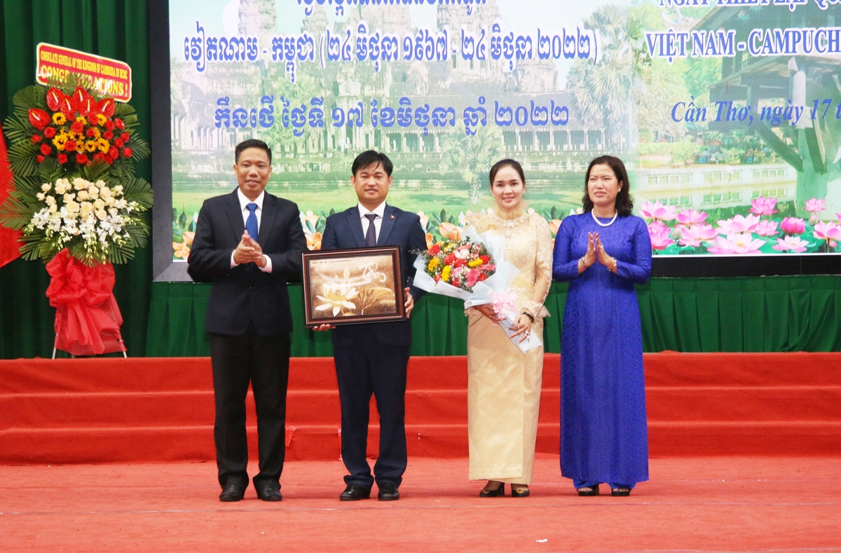 Ông Nguyễn Thực Hiện, Phó Chủ tịch UBND TP. Cần Thơ tặng quà kỷ niệm cho ông Sok Dareth - Tổng lãnh sự Vương quốc Campuchia tại TP. Hồ Chí Minh
