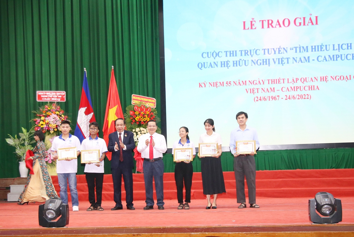 Trao giải cuộc thi tìm hiểu lịch sử quan hệ ngoại giao Việt Nam - Campuchia