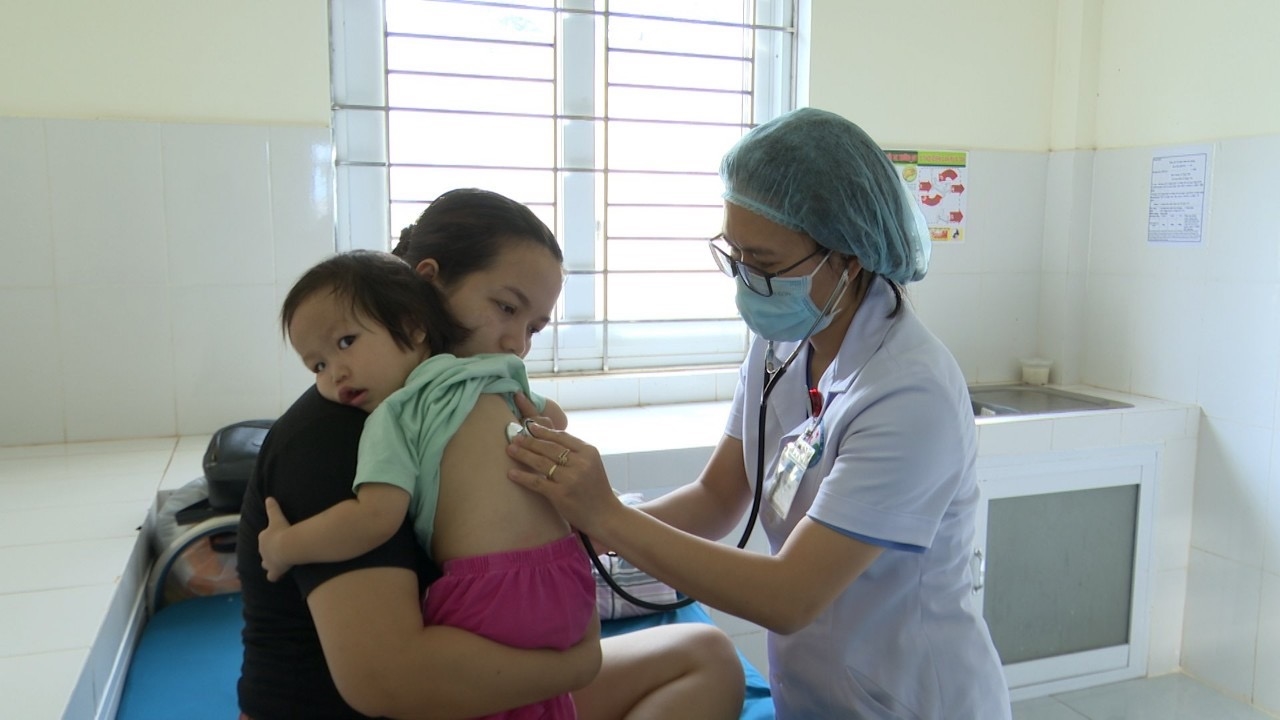 Bác sĩ Bệnh viện Nhi Gia Lai đang thăm khám cho trẻ bị mắc sốt xuất huyết tại bệnh viện