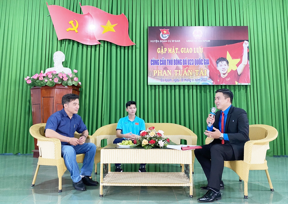 Cầu thủ bóng đá U23 Việt Nam Phan Tuấn Tài giao lưu với thanh niên huyện Cư M’gar