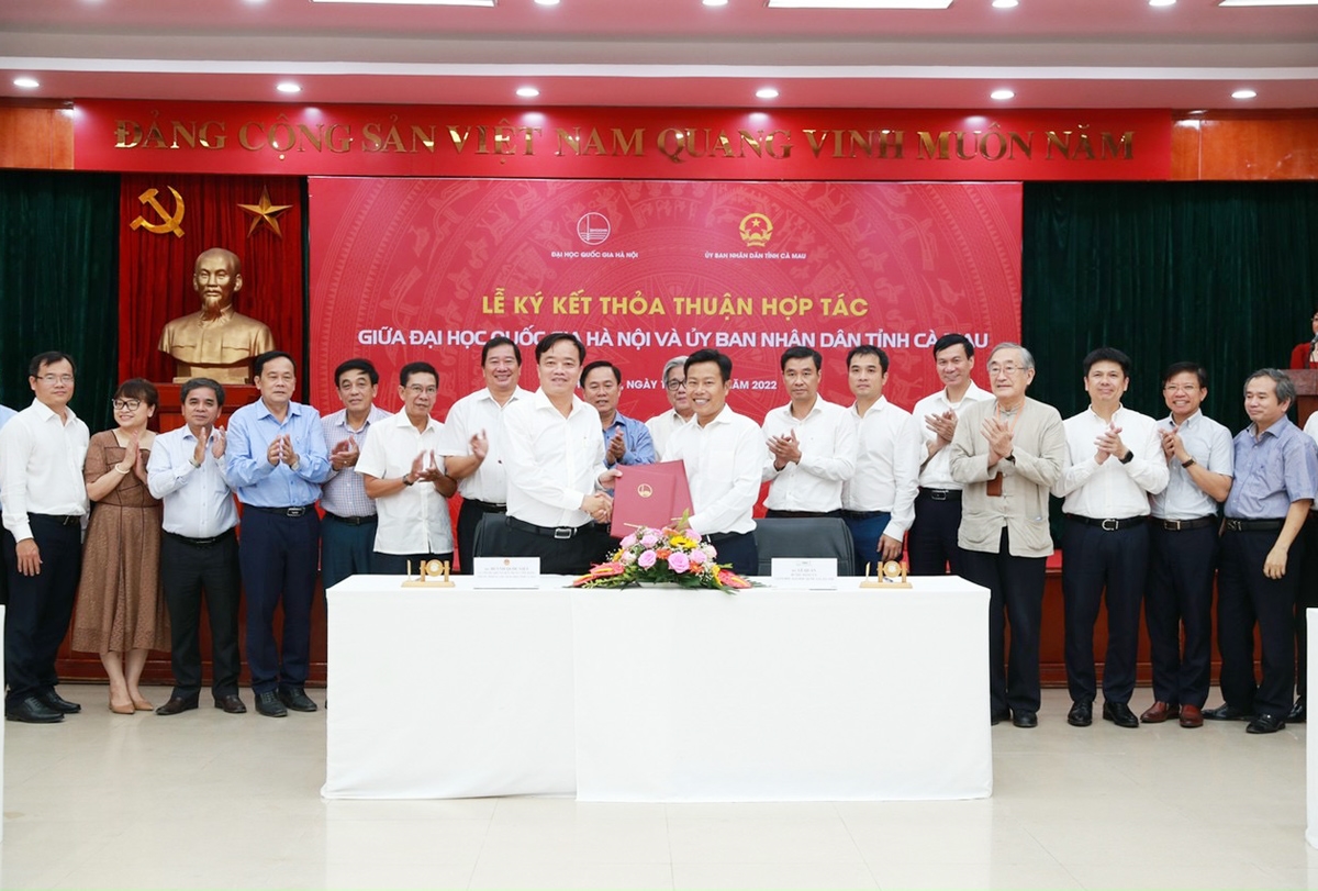 Ông Lê Quân, Giám đốc Đại học Quốc gia Hà Nội và ông Huỳnh Quốc Việt, Chủ tịch UBND tỉnh Cà Mau ký kết hợp tác 