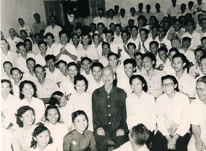 Chủ tịch Hồ Chí Minh và các đại biểu tại Đại hội lần thứ III, Hội Nhà báo Việt Nam tháng 9/1962. ẢnhTL