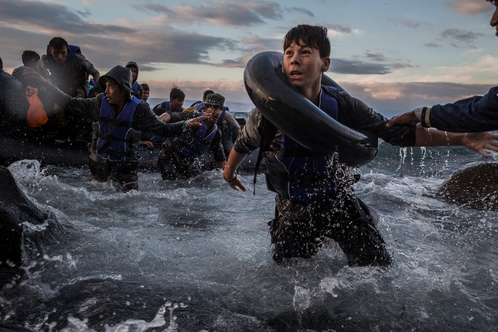 Người di cư từ Thổ Nhĩ Kỳ đặt chân lên Lesbos vào tháng 10 sau khi vật lộn ngoài biển khơi. Bức ảnh là một phần trong hạng mục giành giải thưởng của tờ New York Times. (Tác giả: Tyler Hicks/The New York Times)