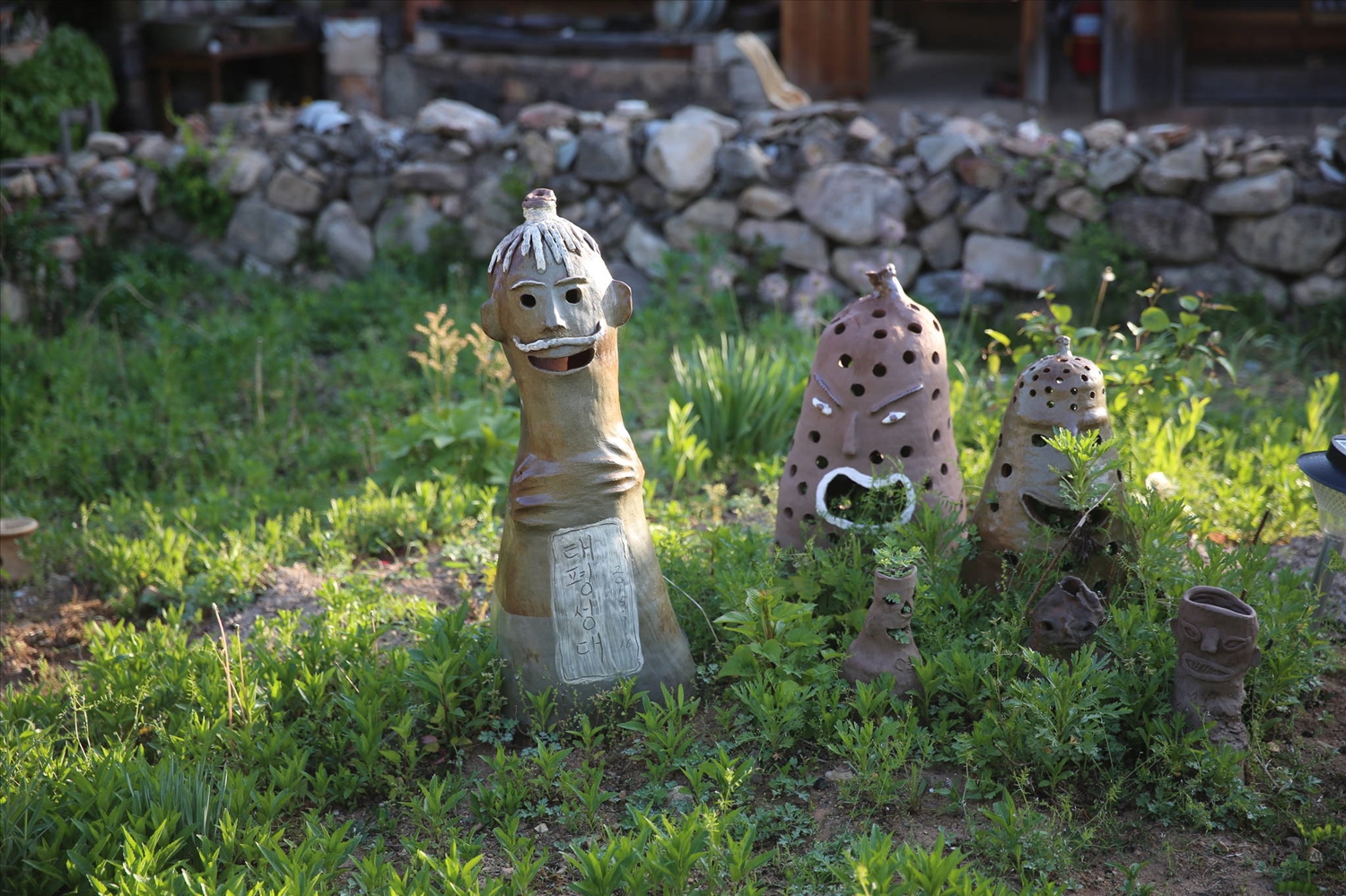 Các tác phẩm điêu khắc từ xưởng ở Nagan-eupseong đang chào đón du khách tới làng cổ tham quan