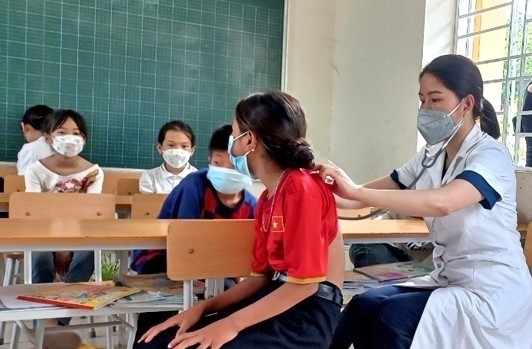 Bác sĩ Hà Thị Sanh khám sàng lọc để tiêm vắc xin phòng Covid-19 cho học sinh Trường Tiểu học Tén Tằn, thị trấn Mường Lát, huyện Mường Lát