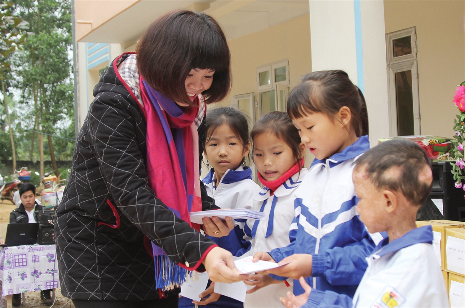 Nhà báo Bùi Thị Hạ tặng quà cho trẻ em vùng cao