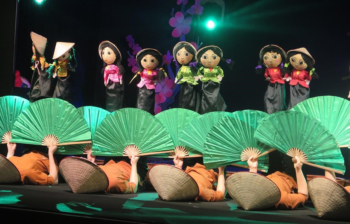 Chương trình rối “Âm vang đồng quê” của Nhà hát Múa rối Việt Nam dành cho du khách sau khi du lịch mở cửa trở lại