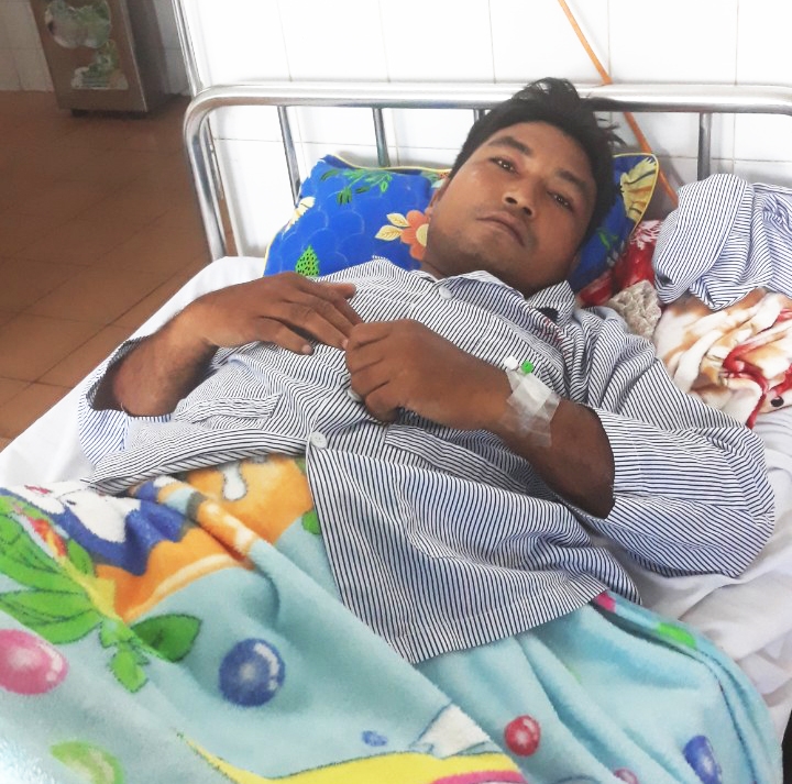 Anh Ksor Suh bị đối tượng dùng vật nhọn đâm gây thương tích được đưa đi cấp cứu tại Bệnh viện Đa khoa tỉnh Gia Lai