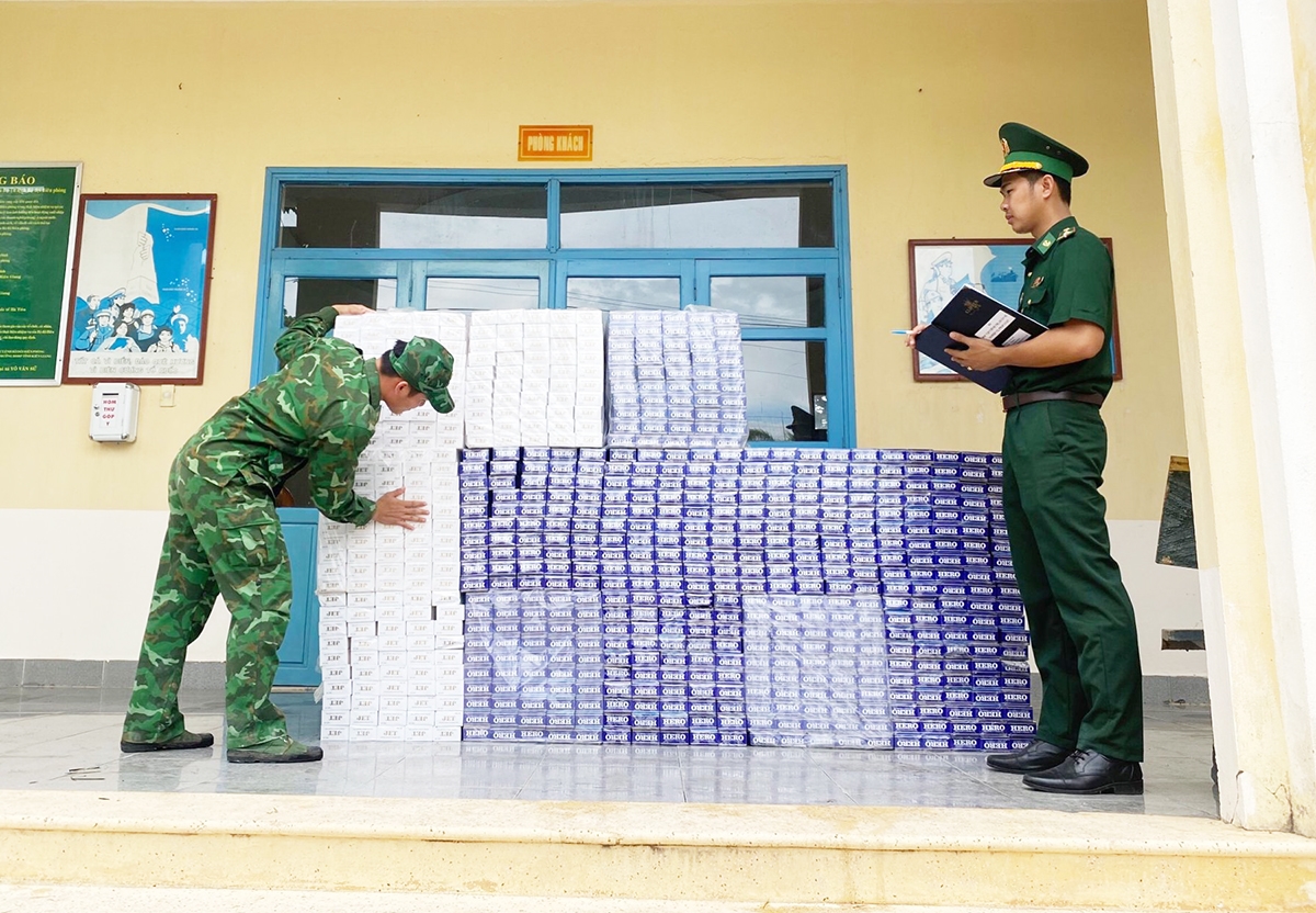 Lực lượng Đồn Biên phòng Cửa khẩu Quốc tế Hà Tiên kiểm, đếm tang vật thuốc lá điếu nhập lậu
