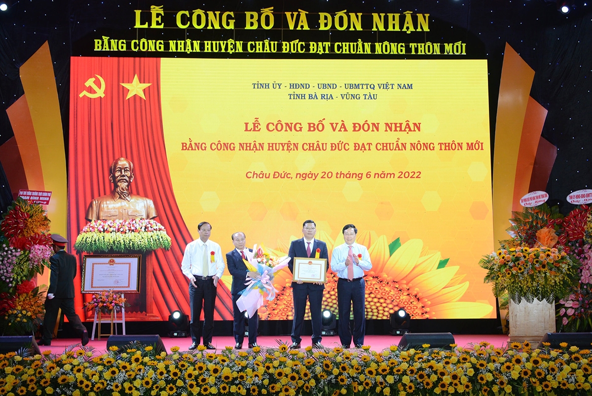  Phó thủ tướng Thường trực Phạm Bình Minh trao Bằng công nhận đạt chuẩn nông thôn mới cho huyện Châu Đức