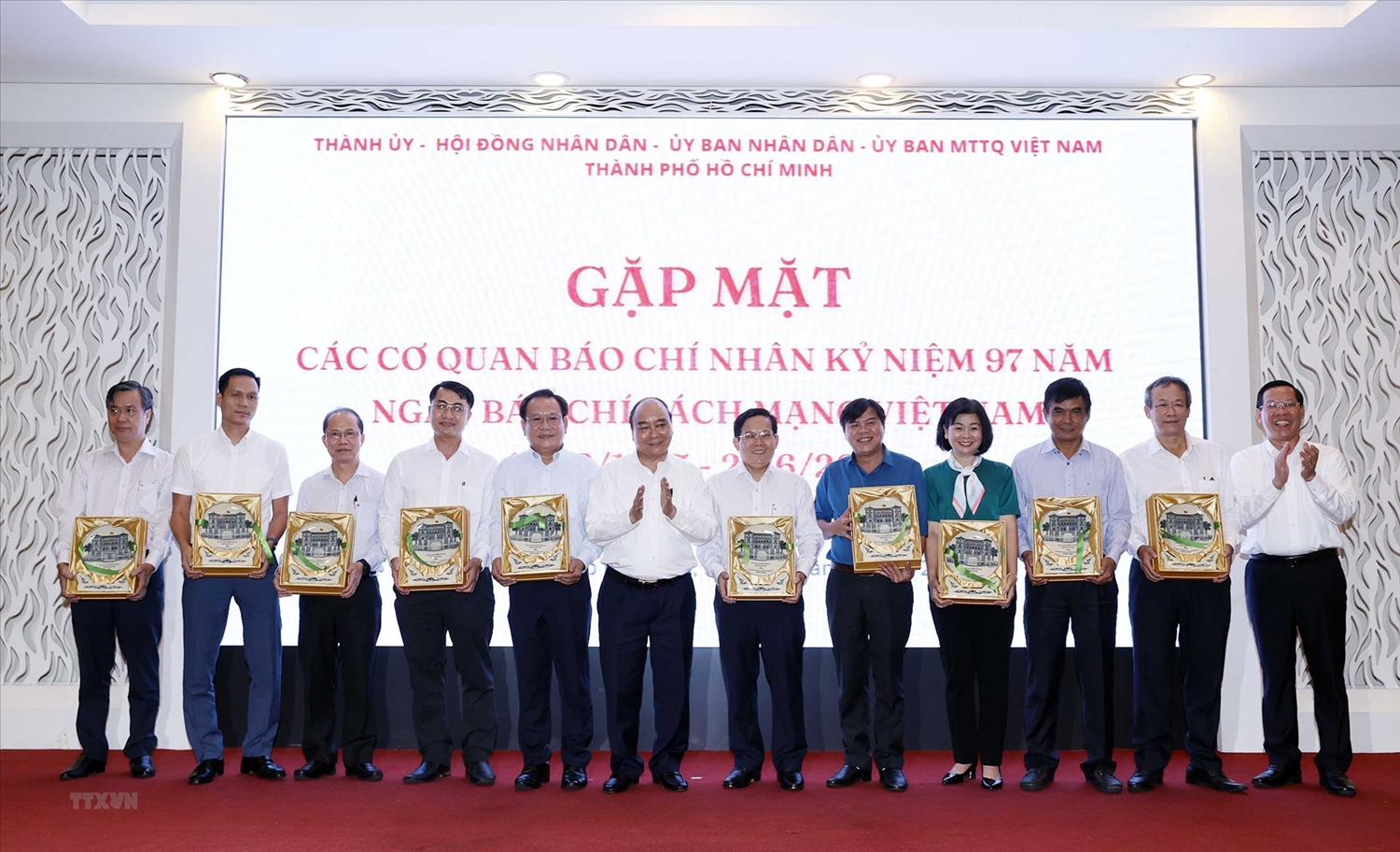 Chủ tịch nước Nguyễn Xuân Phúc tặng quà lưu niệm cho các Tổng Biên tập, Trưởng các cơ quan báo chí, nhà báo tiêu biểu trên địa bàn Thành phố Hồ Chí Minh. (Ảnh: TTXVN)