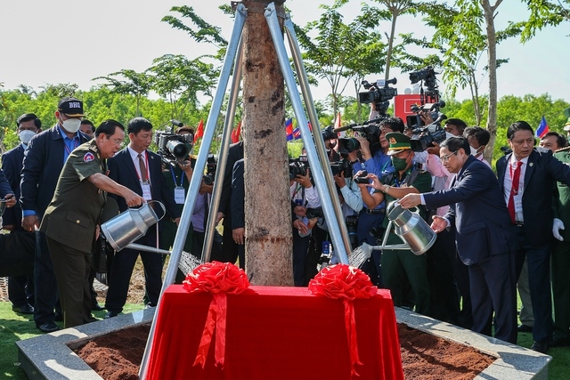 Thủ tướng Phạm Minh Chính và Thủ tướng Hun Sen trồng cây hữu nghị tại khu vực X16 (khu vực phía Việt Nam) - Ảnh: VGP/Nhật Bắc