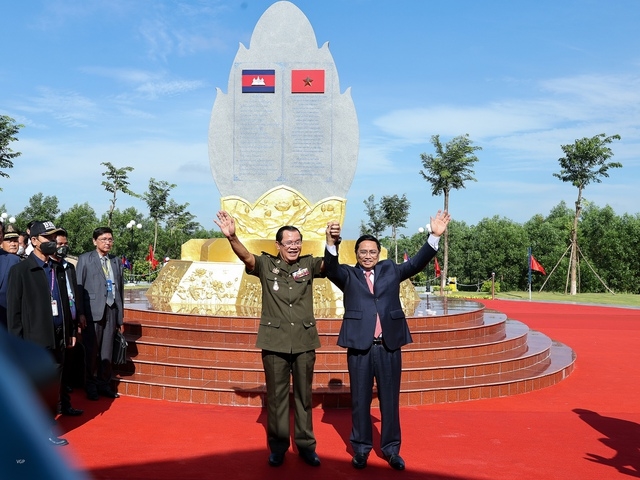 Thủ tướng Phạm Minh Chính và Thủ tướng Hun Sen đến thăm bia đá lưu niệm tại khu vực X16 thuộc xã Lộc Tấn, huyện Lộc Ninh, tỉnh Bình Phước - điểm dừng chân đầu tiên trên lãnh thổ Việt Nam của Thủ tướng Hun Sen và đồng đội đúng ngày này cách đây 45 năm - Ảnh: VGP/Nhật Bắc