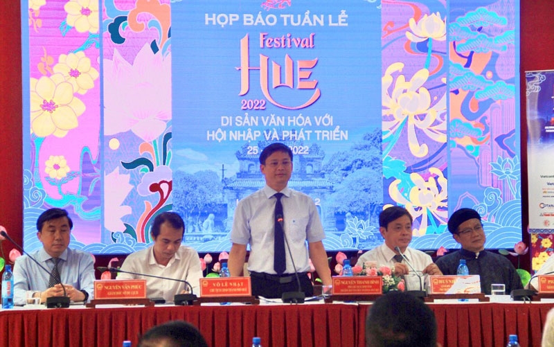 Lãnh đạo UBND tỉnh Thừa Thiên Huế, Trung tâm Festival Huế cùng các sở, ban, ngành tại buổi Họp báo.