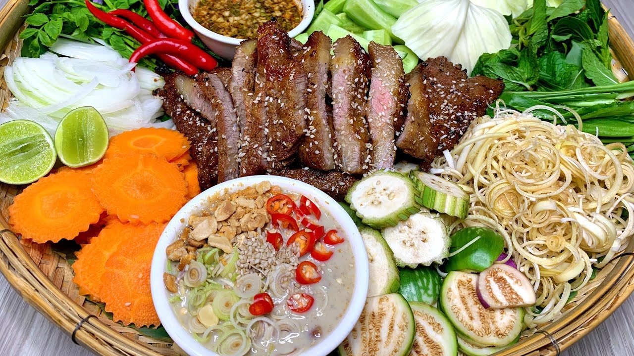 Sốt Prahok ngon hơn khi dùng với nước chấm với các loại rau nấu cá hoặc thịt nấu chín, dùng để chấm với thịt ba chỉ bò luộc và thịt nướng.