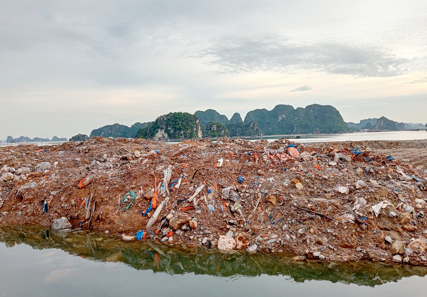 Dải đất thải ngay cạnh đường bao biển dần biến thành dải rác thải