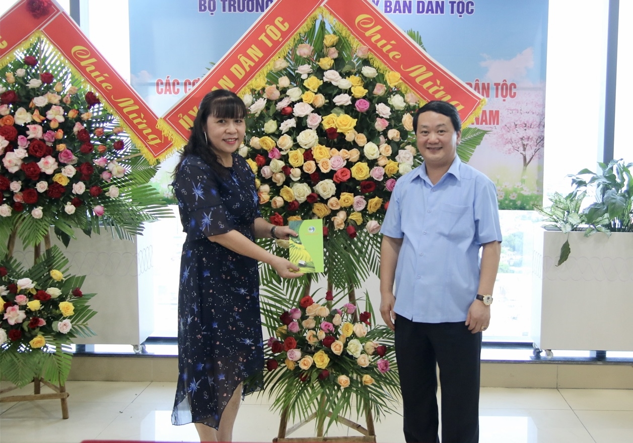 Bộ trưởng, Chủ nhiệm UBDT Hầu A Lềnh tặng hoa chúc mừng Tạp chí Dân tộc