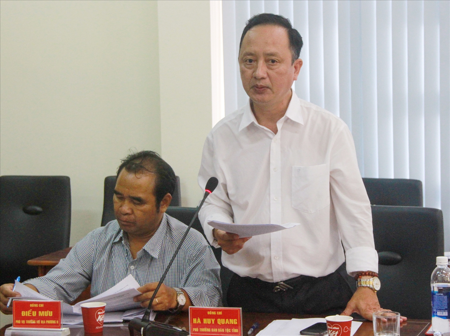 Phó trưởng Ban Dân tộc tỉnh Đắk Lắk Hà Huy Quang báo cáo với Đoàn công tác