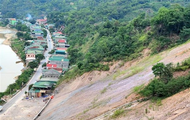 Nhiều hộ dân tại thị trấn Mường Xén, huyện Kì Sơn (Nghệ An) bất an vì vết nứt lớn ở ngọn núi sau nhà nhưng chưa biết xử lí thế nào