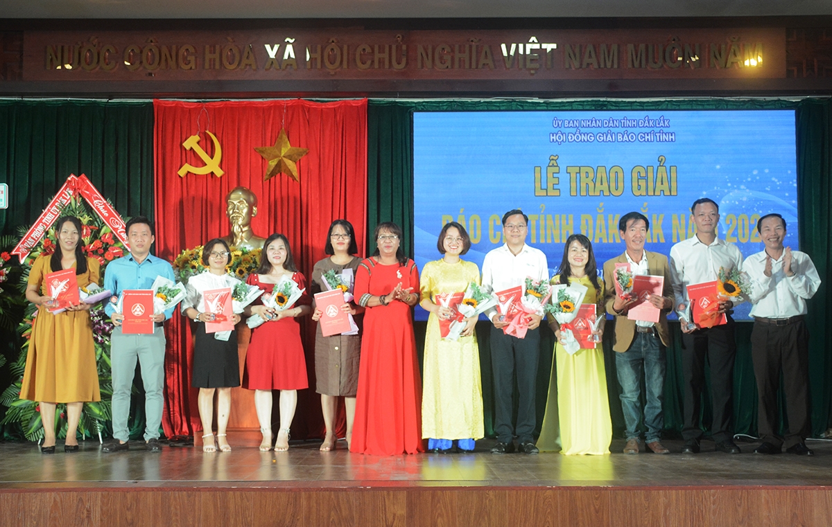 Hội đồng Giải báo chí tỉnh Đắk Lắk trai giải C cho các tác giả đạt giải (Nhà báo Lê Hường, phóng viên Báo Dân tộc và Phát triển là người ngoài cùng, bên trái)