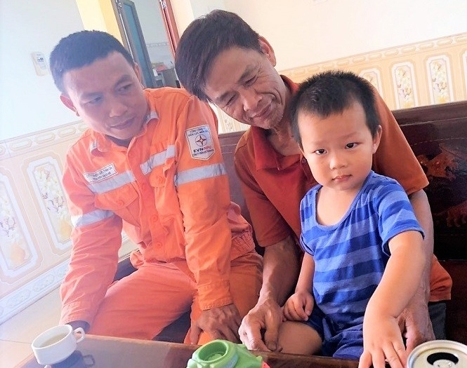 Anh Nguyễn Quốc Hiền đến thăm cháu bé sau khi hồi phục