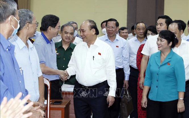Chủ tịch nước Nguyễn Xuân Phúc với các cử tri. (Ảnh: TTXVN)