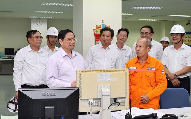 Thủ tướng Phạm Minh Chính nghe báo cáo về quy trình vận hành nhà máy.