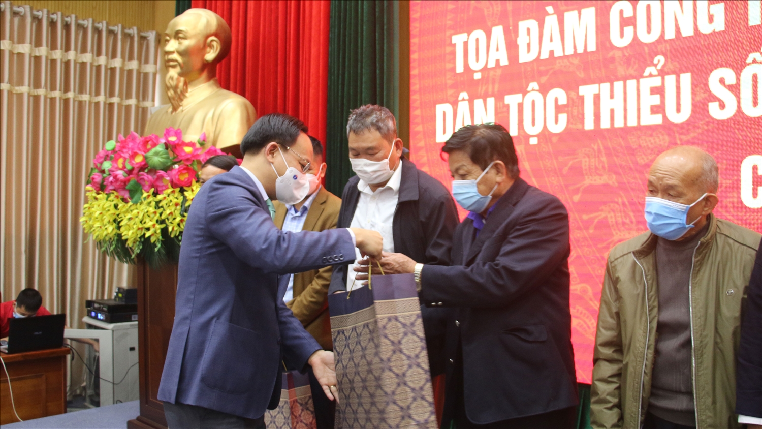 Ông Phạm Văn Thịnh, Trưởng Ban Dân vận Tỉnh uỷ Bắc Giang trao quà Tết Nhâm Dần 2022 cho Người có uy tín