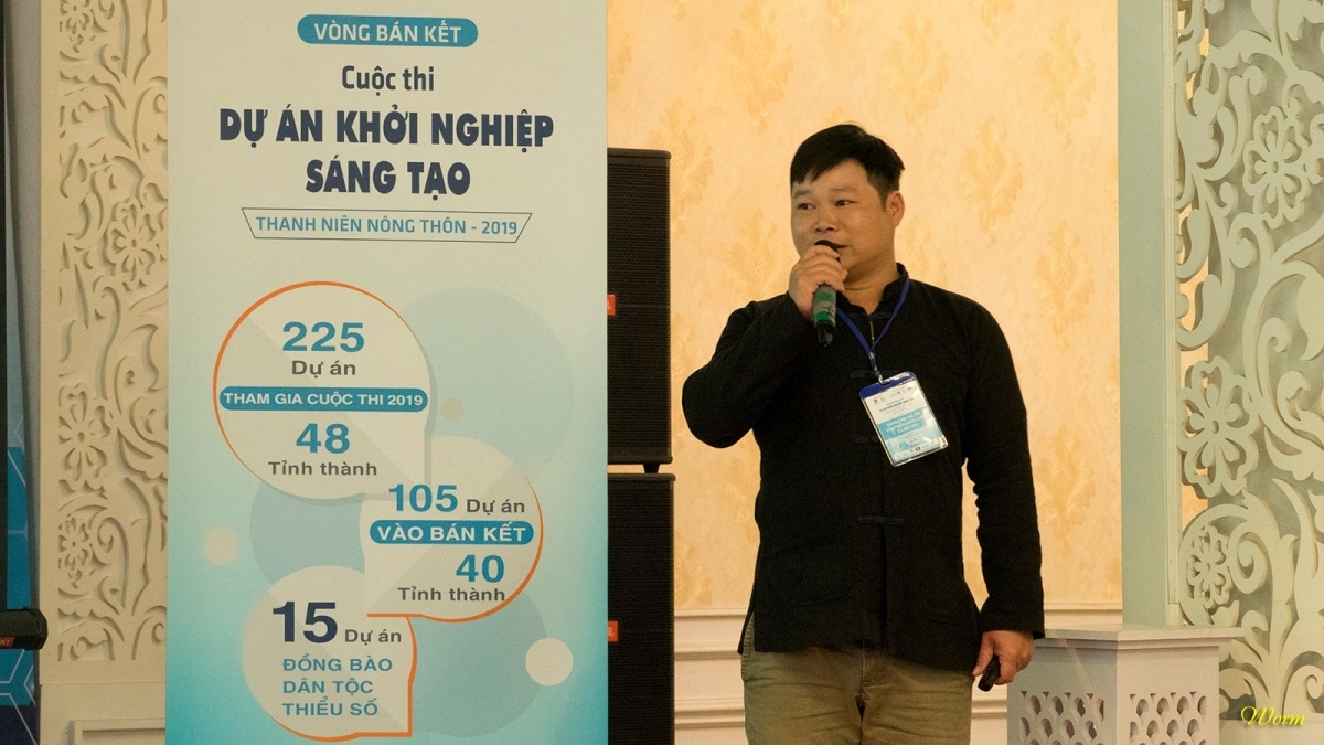 Anh Hoàng Văn Luân trình bày mô hình tại Cuộc thi ý tưởng sáng tạo khởi nghiệp thanh niên nông thôn năm 2019