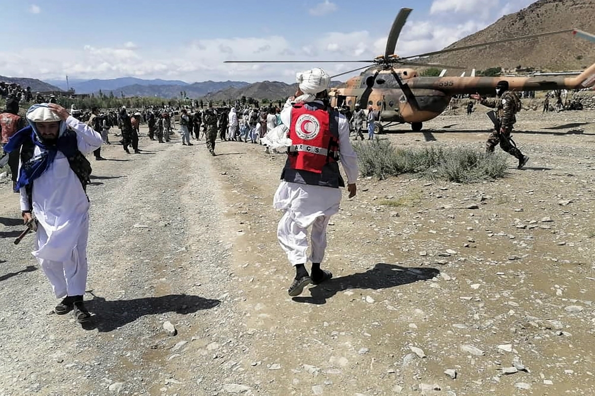 Các binh sĩ và các quan chức của Hiệp hội Trăng lưỡi liềm đỏ Afghanistan gần một chiếc trực thăng tại khu vực bị động đất ở huyện Gayan, tỉnh Paktika của Afghanistan.
