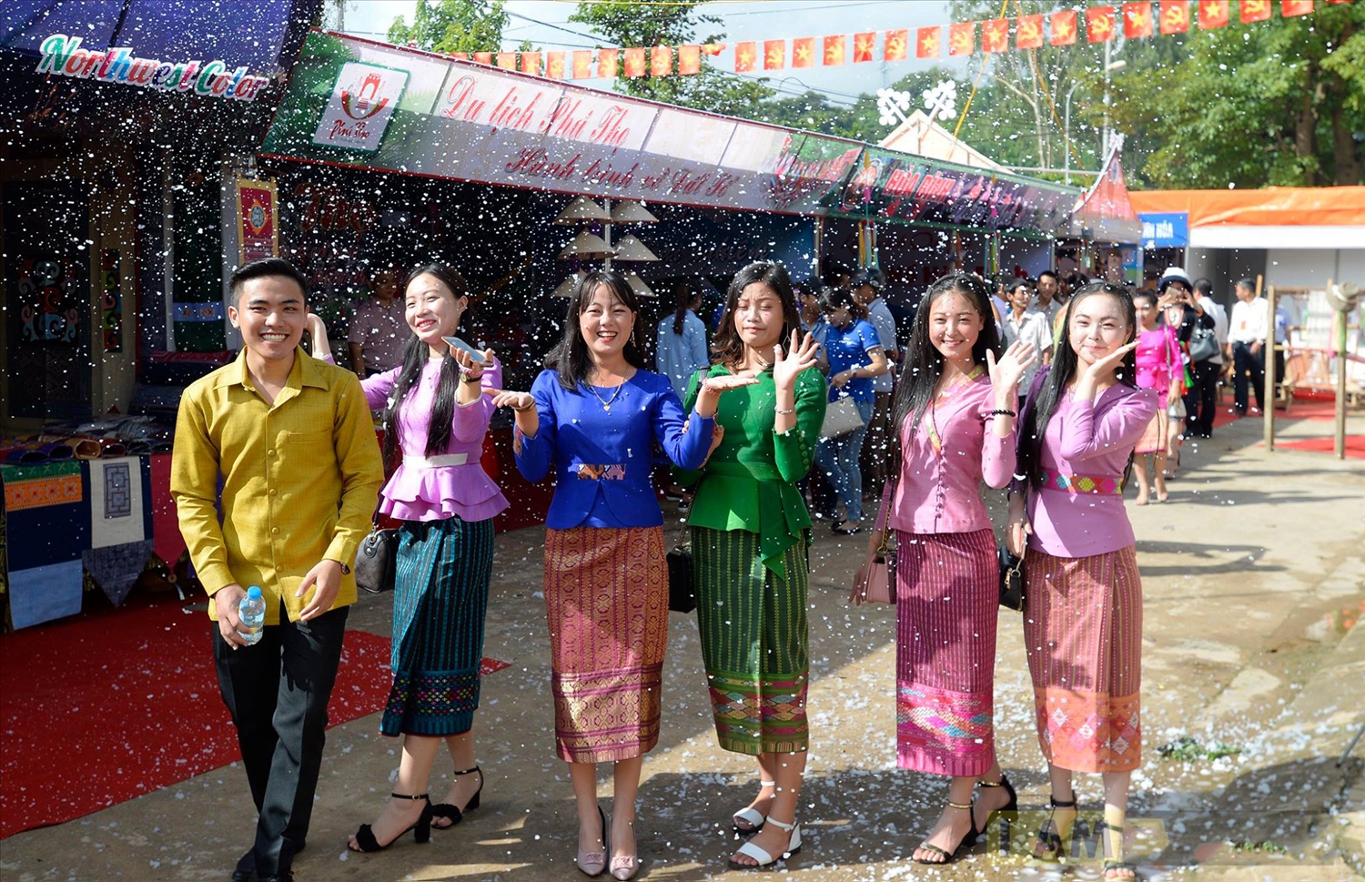 Những cô gái Lào check in cùng chàng trai Việt Nam tại Ngày hội Giao lưu VHTTDL vùng biên giới Việt Nam - Lào tổ chức tại Sơn La năm 2017 (Ảnh tư liệu)