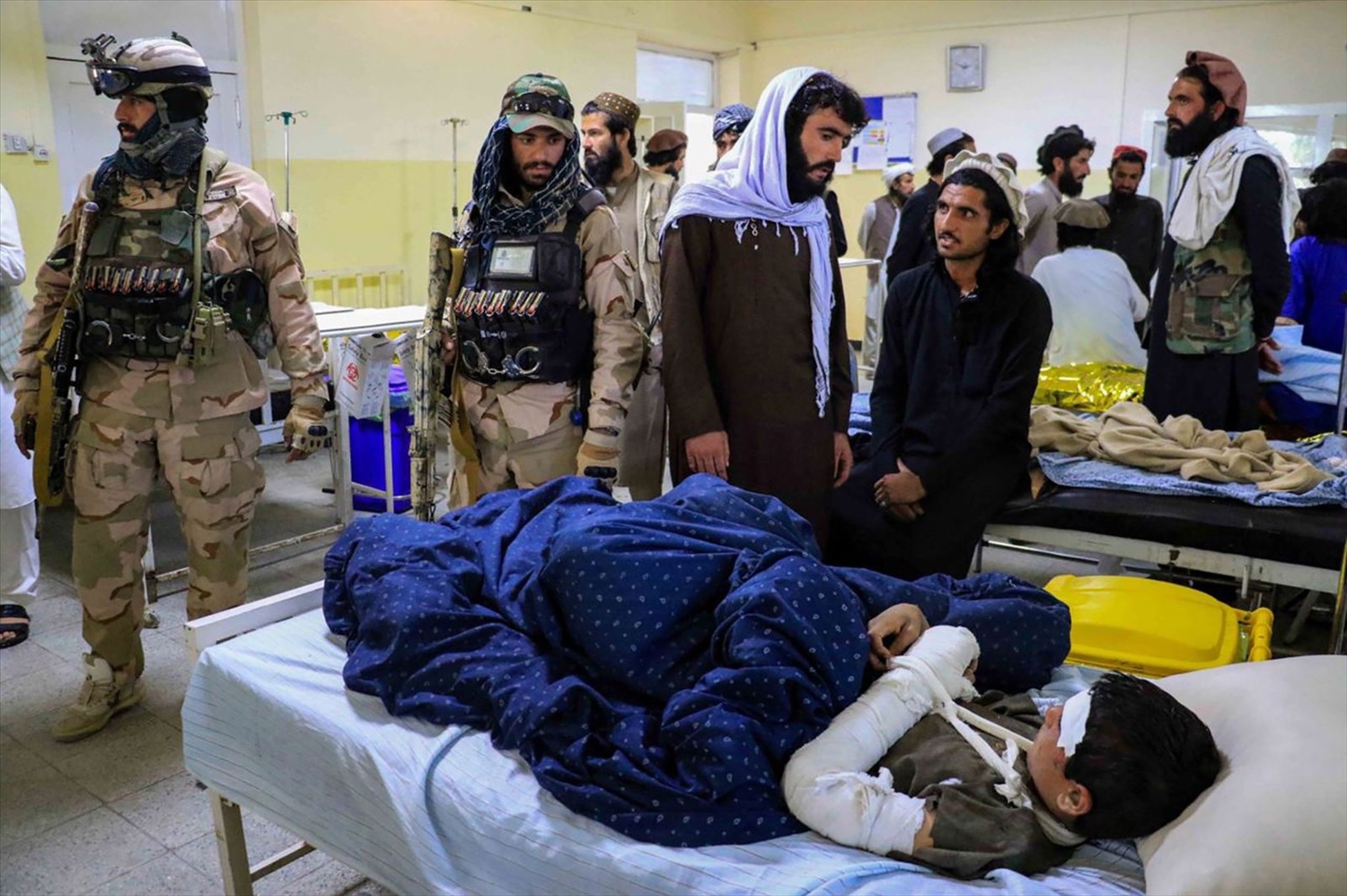 Một nạn nhân bị thương của trận động đất được điều trị tại bệnh viện ở Paktia, Afghanistan. 
