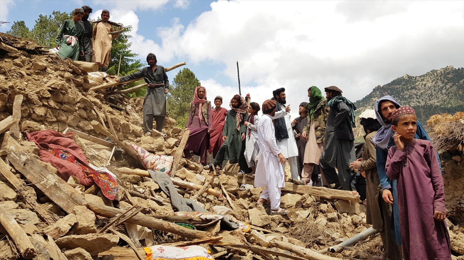 Mọi người giúp đỡ các hoạt động tìm kiếm và cứu hộ giữa những mảnh vỡ của một tòa nhà sau trận động đất.