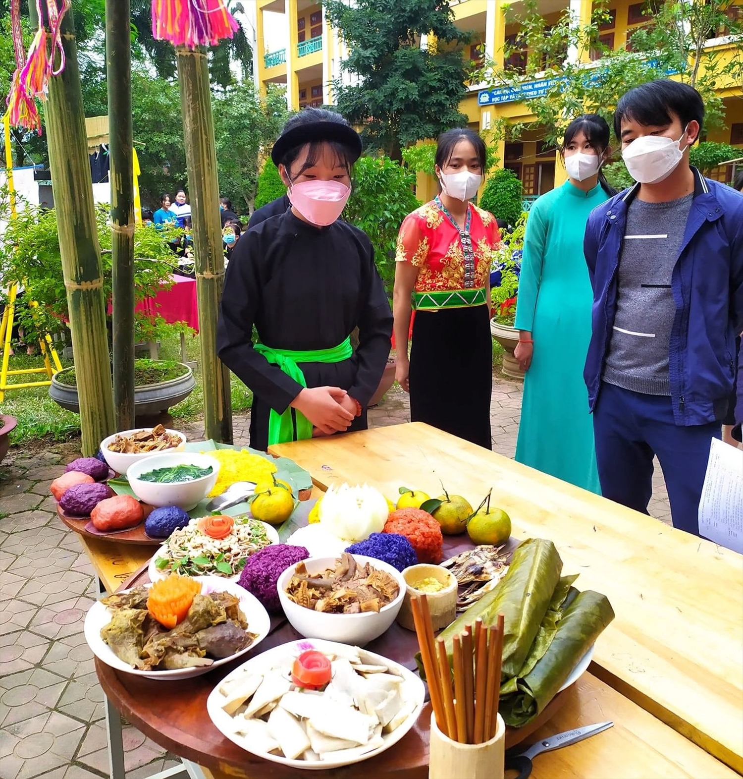 Học sinh Trường THPT số 3 Bảo Yên giới thiệu về ẩm thực truyền thống.