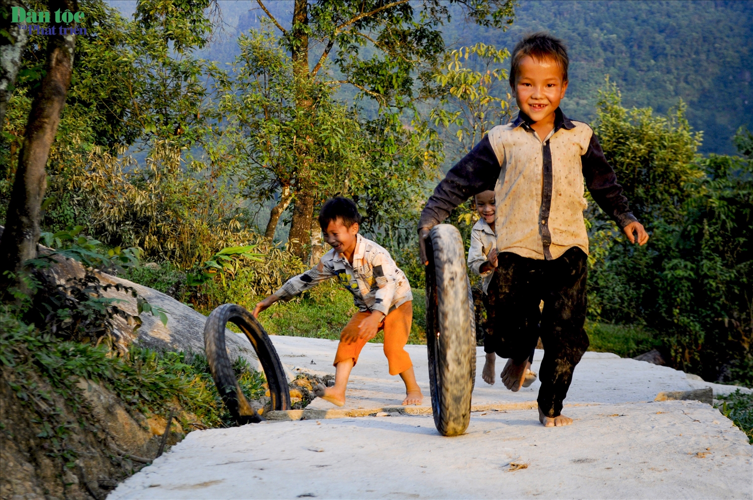 Tại các bản làng, hình ảnh con trẻ tận dụng những chiếc lốp xe bỏ đi làm trò tiêu khiển đã trở nên quen thuộc