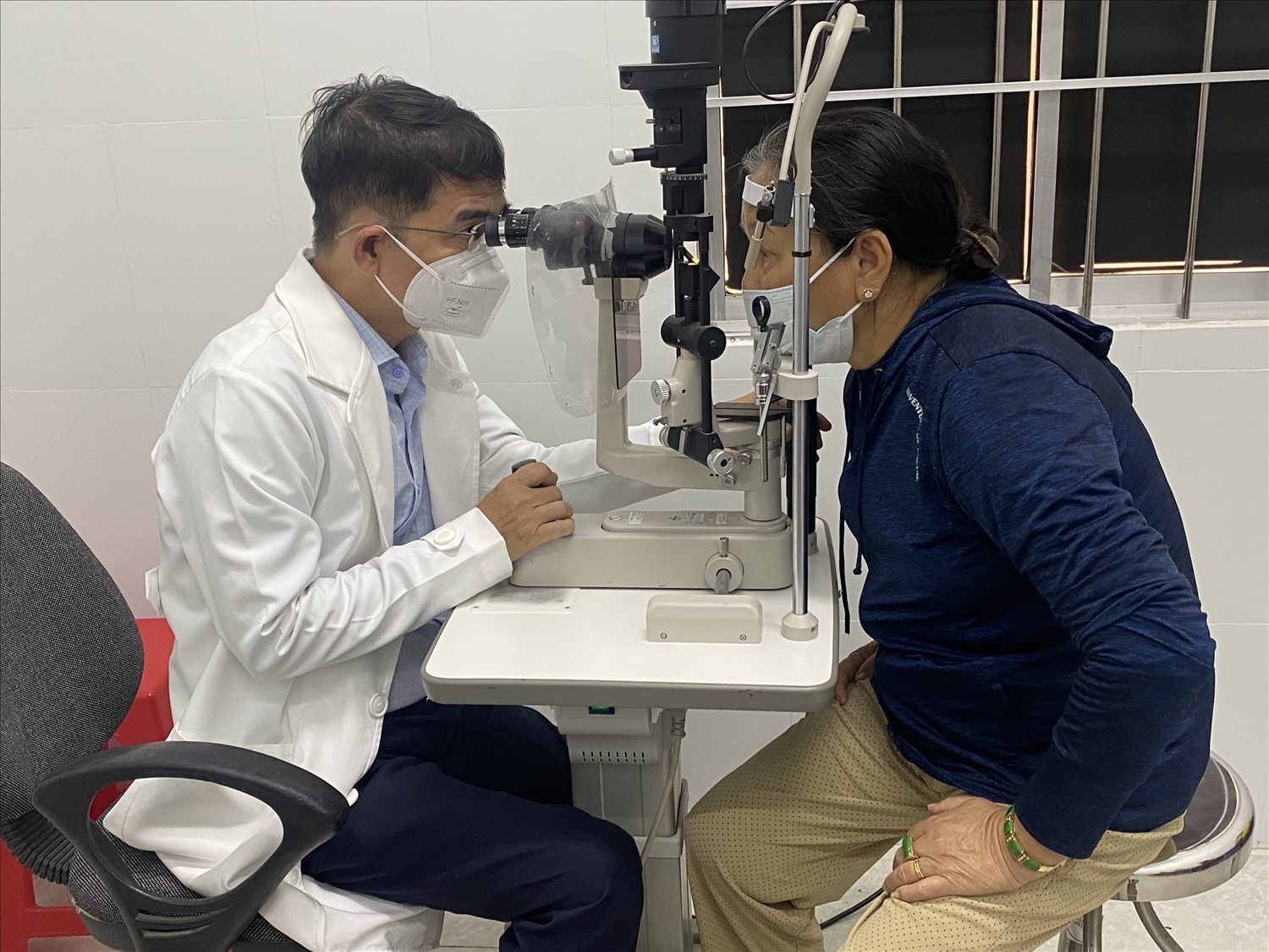Bác sĩ Huỳnh Trung Lâm, Phó Giám đốc phụ trách trực tiếp tái khám cho bệnh nhân mổ mắt theo bảo hiểm y tế