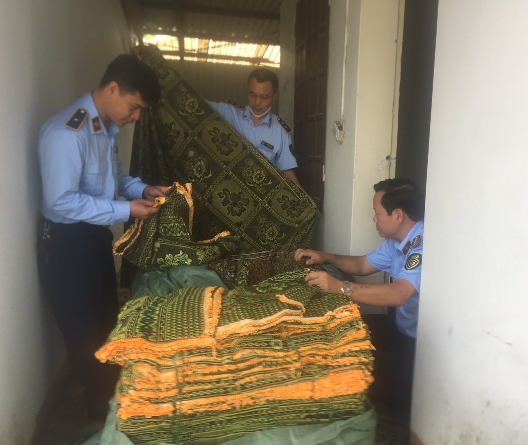 Công an tỉnh Lai Châu thu giữ lô hàng vải thủ công không rõ nguồn gốc