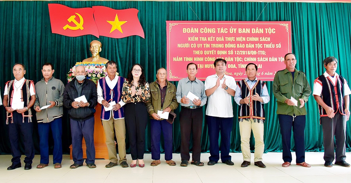 Thứ trưởng, Phó Chủ nhiệm UBDT Hoàng Thị Hạnh và Đoàn công tác tặng quà cho Người có uy tín trong đồng bào DTTS của huyện 