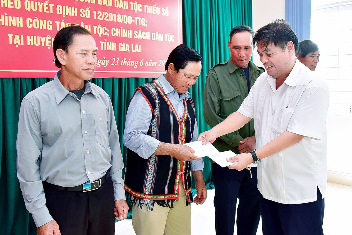 Phó Chủ tịch UBND tỉnh Gia Lai Kpă Thuyên tặng quà cho Người có uy tín huyện Đak Đoa