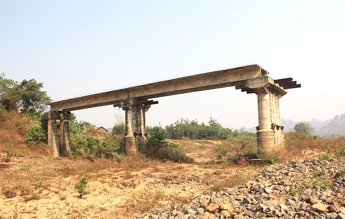 Cầu Quảng Phú đang xây dựng dở dang thì phải dừng lại và bỏ hoang suốt hơn 20 năm