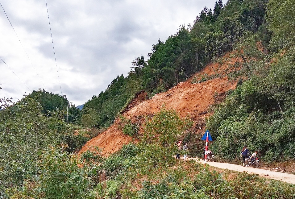 Hiện trường nơi hàng nghìn mét khối đất đá sạt lở khiến cho hai thôn Sim San và Hồng Ngài bị cô lập