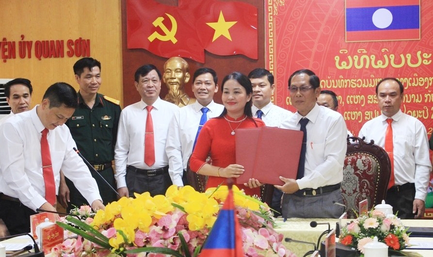  Lãnh đạo huyện Quan Sơn và huyện Viêng Xay trao thỏa thuận hợp tác giai đoạn 2022 - 2025
