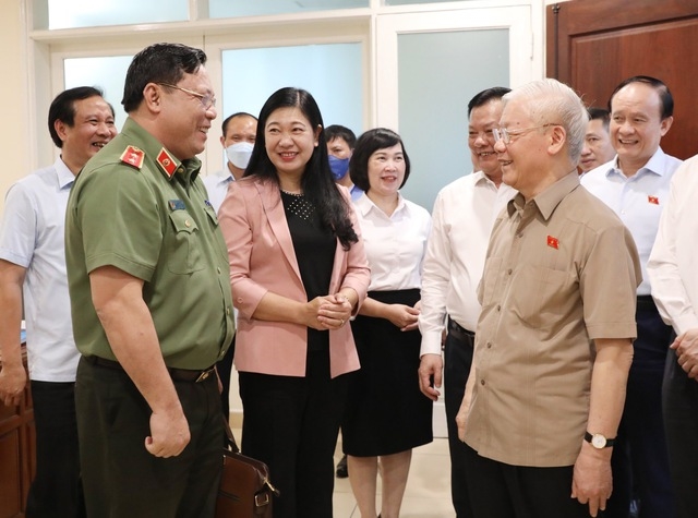 Tổng Bí thư Nguyễn Phú Trọng và các đại biểu dự hội nghị tiếp xúc cử tri tại điểm cầu quận Ba Đình - Ảnh: VGP/TL