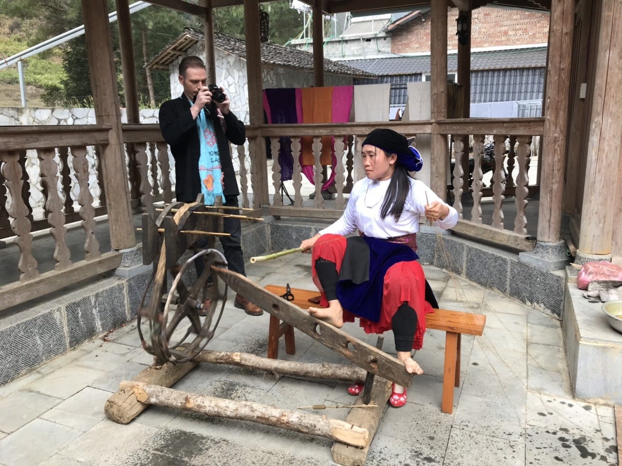 Khách du lịch trải nghiệm nghề dệt vải truyền thống người Mông tại LVH (Ảnh Mỹ Yên)