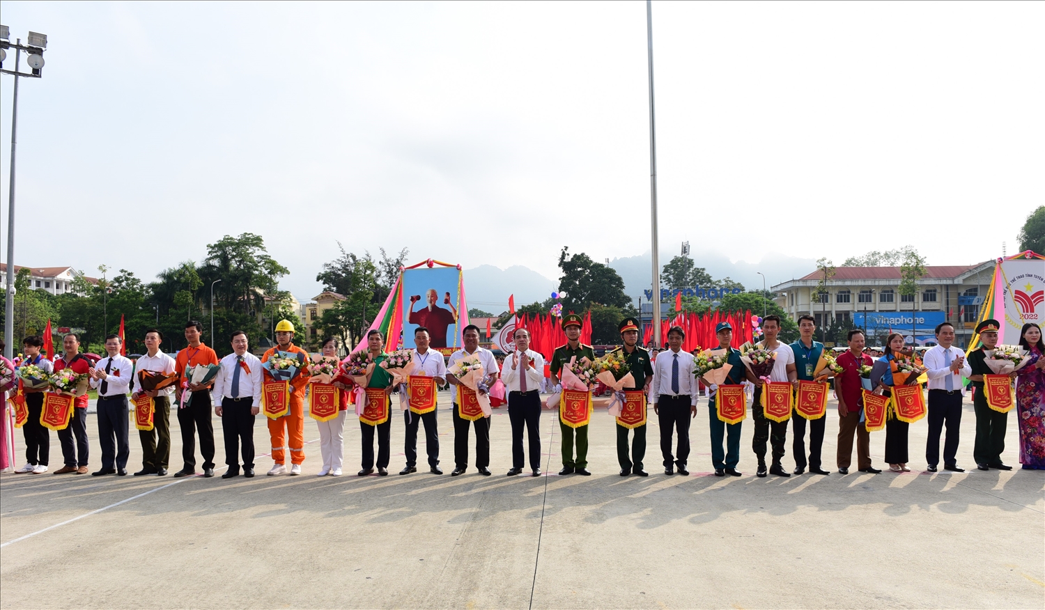 Các đồng chí lãnh đạo tỉnh và các đại biểu tặng hoa và cờ lưu niệm cho các đoàn tham gia Đại hội.