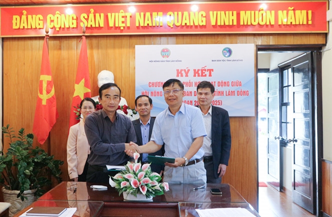 Ban Dân tộc tỉnh Lâm Đồng và Hội Nông dân ký kết chương trình phối hợp hoạt động. (Ảnh: Diệp Quỳnh)